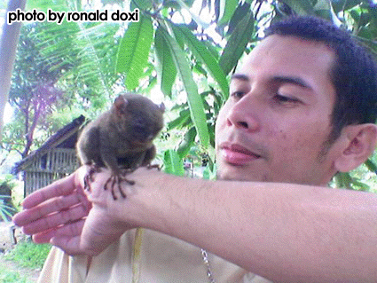 Ronald Doxi and the tarsier found in Sabang, Borongan City in 2006.